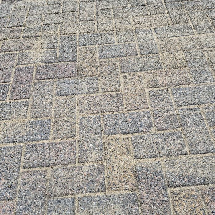 Close-up van klinkers met voegzand ingeveegd